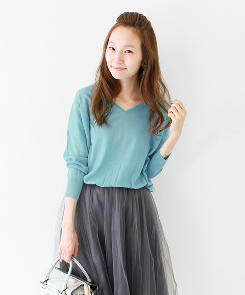 URBAN RESEARCH（アーバンリサーチ）の「UR Ｖネックルーズフィットニット（ニット/セーター・レディース・オフホワイト/トップグレー/グリーン/ネイビー/ピンクベージュ・FREE）」の3枚目の写真