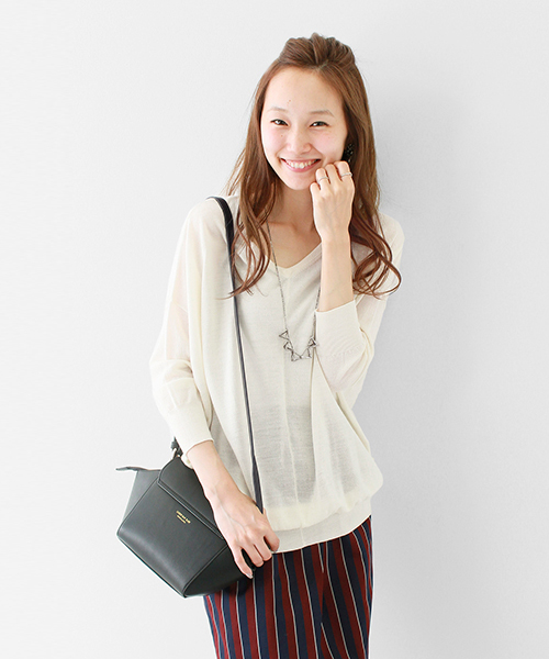 URBAN RESEARCH（アーバンリサーチ）の「UR Ｖネックルーズフィットニット（ニット/セーター・レディース・オフホワイト/トップグレー/グリーン/ネイビー/ピンクベージュ・FREE）」の14枚目の写真