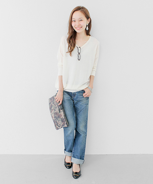 URBAN RESEARCH（アーバンリサーチ）の「UR Ｖネックルーズフィットニット（ニット/セーター・レディース・オフホワイト/トップグレー/グリーン/ネイビー/ピンクベージュ・FREE）」の15枚目の写真