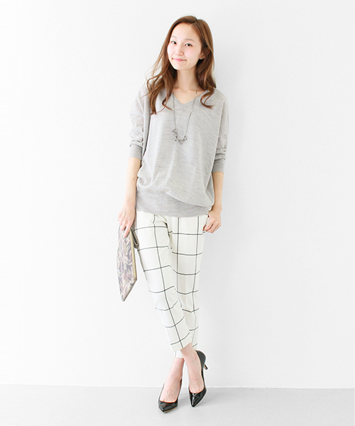 URBAN RESEARCH（アーバンリサーチ）の「UR Ｖネックルーズフィットニット（ニット/セーター・レディース・オフホワイト/トップグレー/グリーン/ネイビー/ピンクベージュ・FREE）」の16枚目の写真