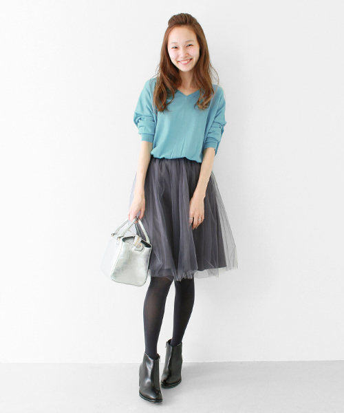 URBAN RESEARCH（アーバンリサーチ）の「UR Ｖネックルーズフィットニット（ニット/セーター・レディース・オフホワイト/トップグレー/グリーン/ネイビー/ピンクベージュ・FREE）」の17枚目の写真