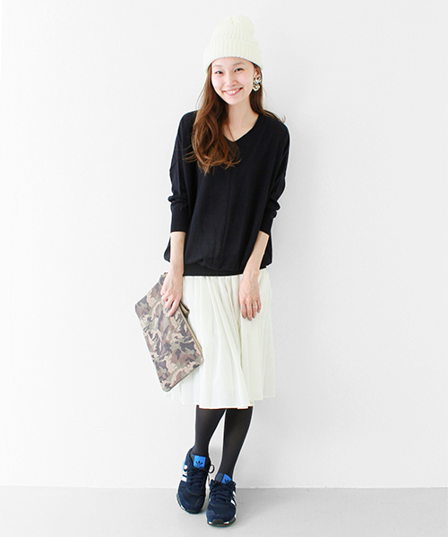 URBAN RESEARCH（アーバンリサーチ）の「UR Ｖネックルーズフィットニット（ニット/セーター・レディース・オフホワイト/トップグレー/グリーン/ネイビー/ピンクベージュ・FREE）」の18枚目の写真