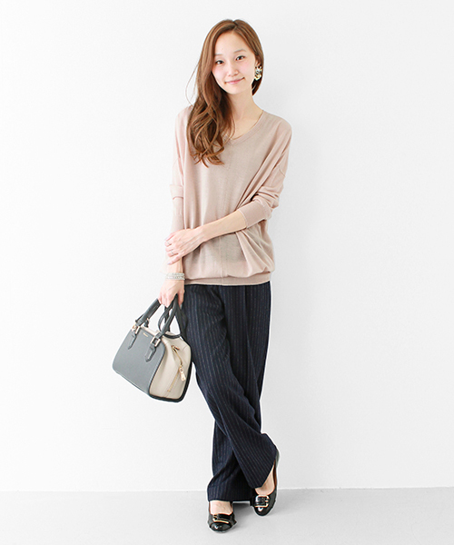 URBAN RESEARCH（アーバンリサーチ）の「UR Ｖネックルーズフィットニット（ニット/セーター・レディース・オフホワイト/トップグレー/グリーン/ネイビー/ピンクベージュ・FREE）」の19枚目の写真