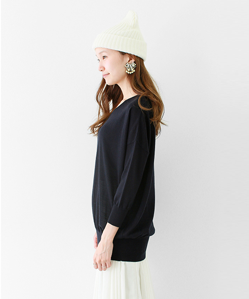 URBAN RESEARCH（アーバンリサーチ）の「UR Ｖネックルーズフィットニット（ニット/セーター・レディース・オフホワイト/トップグレー/グリーン/ネイビー/ピンクベージュ・FREE）」の9枚目の写真