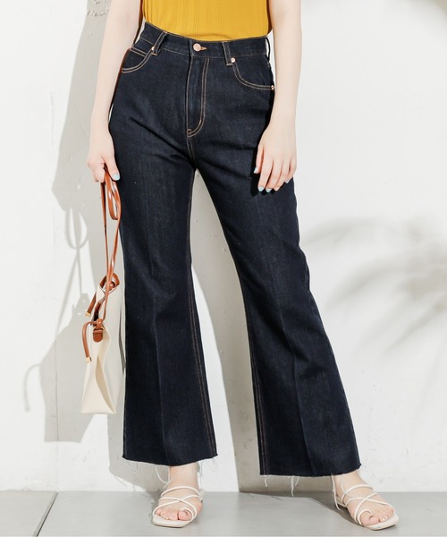 natural couture(ナチュラルクチュール)の「長さ変えれるフレアデニム(デニムパンツ・レディース・インディゴブルー/ブルー・SMALL/MEDIUM)」の3枚目の写真