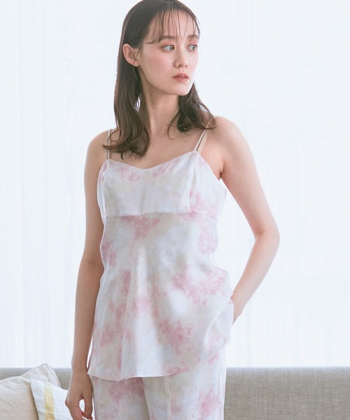 VIS(ビス)の「【コラーゲン加工】【ViSage】リサイクルサテンタイダイ柄キャミソール(ルームウェア/パジャマ・レディース・ピンク系その他2/ブルー系その他4・FREE)」の1枚目の写真