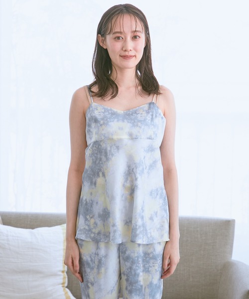 VIS(ビス)の「【コラーゲン加工】【ViSage】リサイクルサテンタイダイ柄キャミソール(ルームウェア/パジャマ・レディース・ピンク系その他2/ブルー系その他4・FREE)」の5枚目の写真