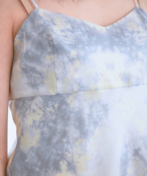 VIS(ビス)の「【コラーゲン加工】【ViSage】リサイクルサテンタイダイ柄キャミソール(ルームウェア/パジャマ・レディース・ピンク系その他2/ブルー系その他4・FREE)」の3枚目の写真