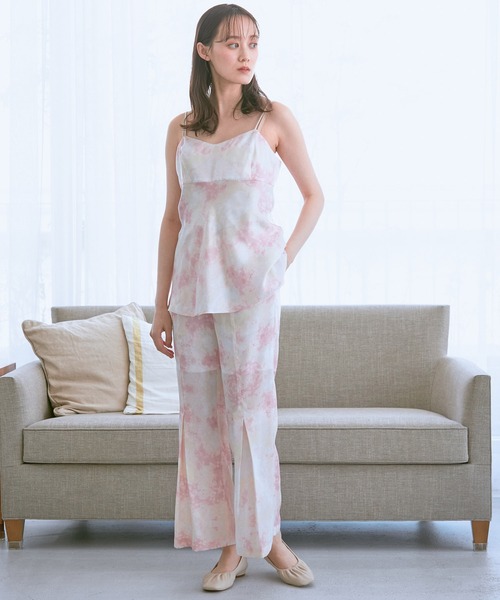 VIS(ビス)の「【コラーゲン加工】【ViSage】リサイクルサテンタイダイ柄キャミソール(ルームウェア/パジャマ・レディース・ピンク系その他2/ブルー系その他4・FREE)」の6枚目の写真