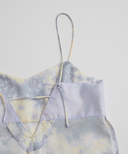 VIS(ビス)の「【コラーゲン加工】【ViSage】リサイクルサテンタイダイ柄キャミソール(ルームウェア/パジャマ・レディース・ピンク系その他2/ブルー系その他4・FREE)」の16枚目の写真