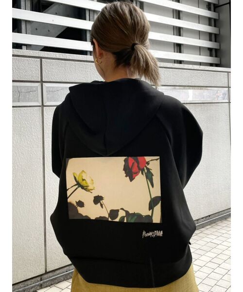 MURUA（ムルーア）の「【MURUA×217..NINA】コラボパーカー（パーカー・レディース・ホワイト/ブラック・FREE）」の2枚目の写真