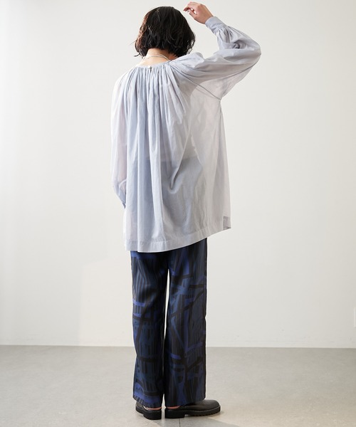 Whim Gazette（ウィムガゼット）の「ローンクルーネックブラウス（シャツ/ブラウス・レディース・サックスブルー/ダークブラウン・FREE）」の11枚目の写真