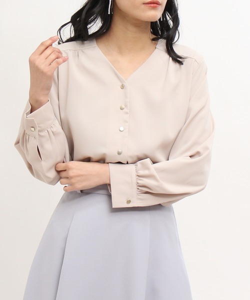 TRUDEA(トルディア)の「メタルボタンVネックブラウス(ビジネスシャツ・レディース・ブラック/ホワイト/ラベンダー/チャコールグレー/グレイッシュベージュ・MEDIUM/LARGE/SMALL)」の4枚目の写真