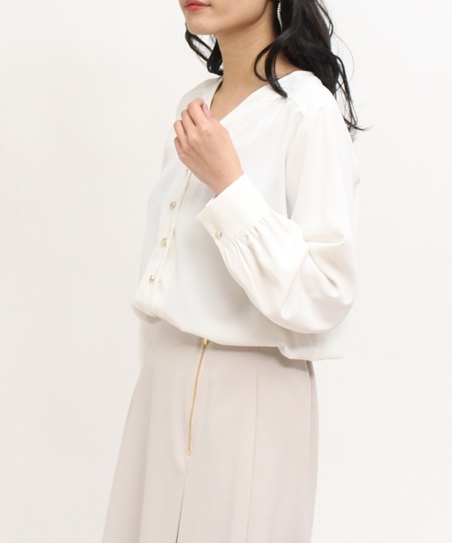 TRUDEA(トルディア)の「メタルボタンVネックブラウス(ビジネスシャツ・レディース・ブラック/ホワイト/ラベンダー/チャコールグレー/グレイッシュベージュ・MEDIUM/LARGE/SMALL)」の9枚目の写真