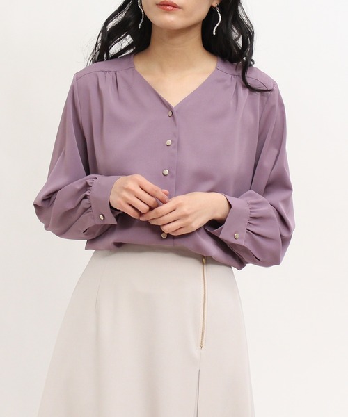 TRUDEA(トルディア)の「メタルボタンVネックブラウス(ビジネスシャツ・レディース・ブラック/ホワイト/ラベンダー/チャコールグレー/グレイッシュベージュ・MEDIUM/LARGE/SMALL)」の14枚目の写真