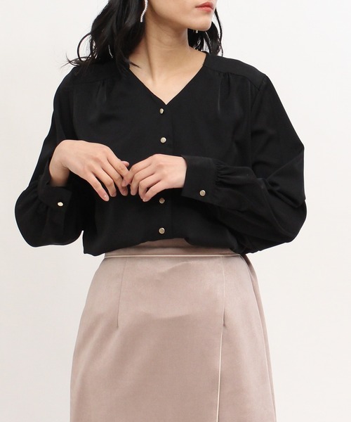TRUDEA(トルディア)の「メタルボタンVネックブラウス(ビジネスシャツ・レディース・ブラック/ホワイト/ラベンダー/チャコールグレー/グレイッシュベージュ・MEDIUM/LARGE/SMALL)」の20枚目の写真