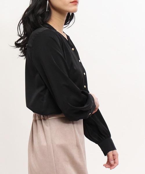 TRUDEA(トルディア)の「メタルボタンVネックブラウス(ビジネスシャツ・レディース・ブラック/ホワイト/ラベンダー/チャコールグレー/グレイッシュベージュ・MEDIUM/LARGE/SMALL)」の21枚目の写真