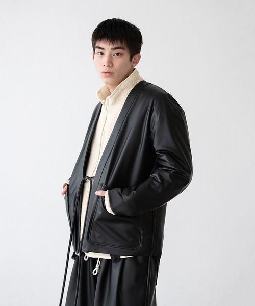 DISCOVERED(ディスカバード)の「DISCOVERED ディスカバード / FAKE LEATHER SAMUE JACKET フェイクレザー作務衣ジャケット / DC-AW22-JK-01(カバーオール・メンズ・ブラック・1/3)」の1枚目の写真