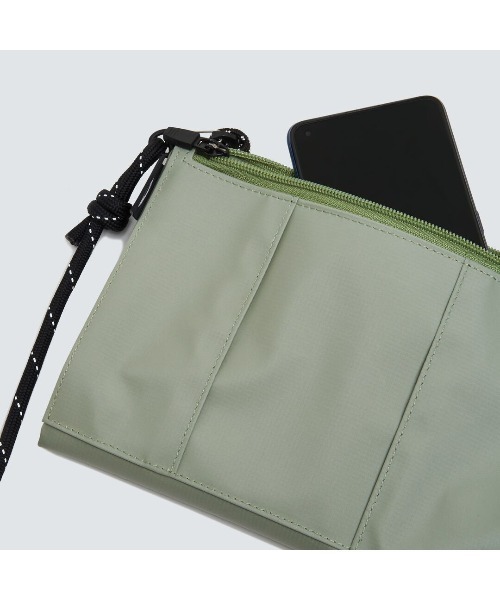 OAKLEY(オークリー)の「オークリー ESSENTIAL OD FOLD BAG 5.0 ショルダーバッグ/OAKLEY(ショルダーバッグ・メンズ・ブラック/ネイビー/グリーン系・U)」の5枚目の写真