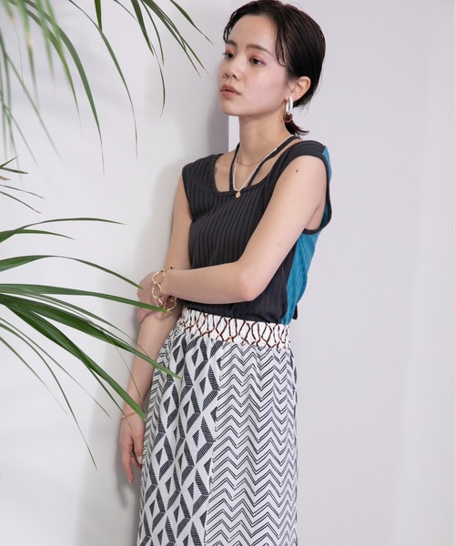 Eimee Law（エイミーロウ）の「ネッククロス2WAYリブタンク（タンクトップ・レディース・ブラック/チャコールグレー/アイボリー・38）」の17枚目の写真