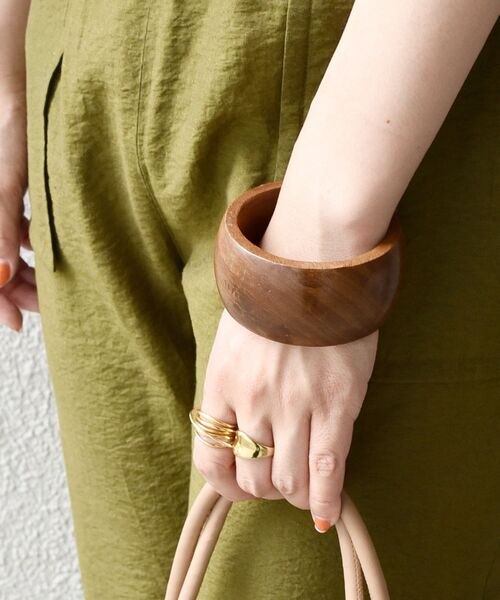 SHIPS any（シップス エニィ）の「SHIPS any: ボリューム ウッド バングル（バングル/リストバンド・レディース・アイボリー/ブラウン・ONE SIZE）」の6枚目の写真