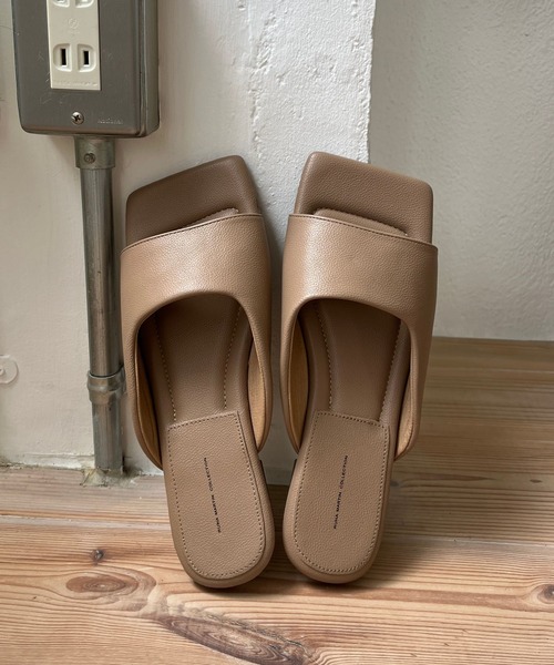 wee9s（ウィークス）の「square flat sandals / クッション性抜群！スクエアフラットサンダル（サンダル・レディース・ブラック/ベージュ/アイボリー・23cm/23.5cm/24cm/24.5cm/25cm）」の3枚目の写真