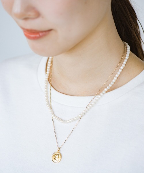 haco!（ハコ）の「憧れの重ね付けもお手のもの！シンプルコーデを格上げするガラスパールネックレスとコインモチーフのネックレスの２本セットby who made me（ネックレス・レディース・ゴールド・ONE SIZE）」の3枚目の写真