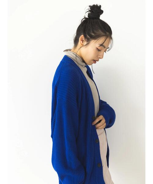 koe（コエ）の「バルキー片畦ニットカーデ*（カーディガン/ボレロ・レディース・ブラック/グレイッシュベージュ・FREE）」の4枚目の写真