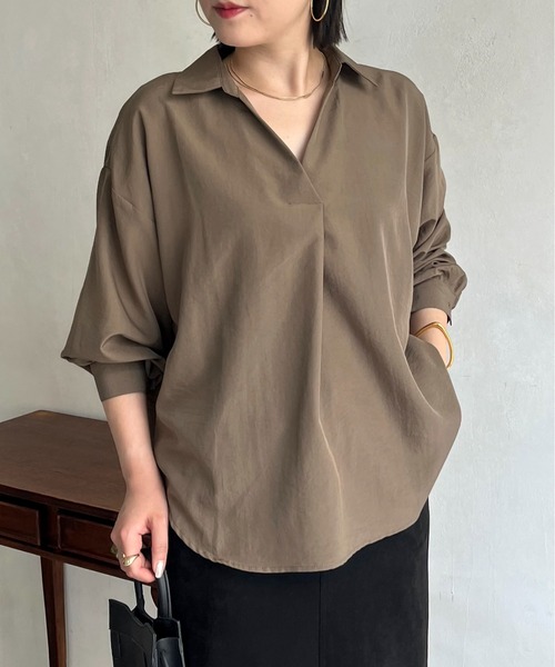 prose verse(プロズヴェール)の「シルキータッチスキッパーシャツ(シャツ/ブラウス・レディース・ブラック/カーキ/グレイッシュベージュ・MEDIUM)」の2枚目の写真