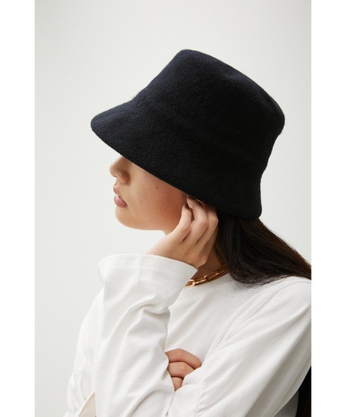 AZUL by moussy（アズールバイマウジー）の「FELT MATERIAL BUCKET HAT/フェルトマテリアルバケットハット（キャップ・レディース・グレー/ブラック・FREE）」の2枚目の写真