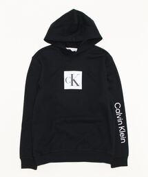 Calvin Klein（カルバン・クライン）の「Calvin Klein / カルバンクライン プルパーカー モノグラム CKロゴプルオーバー  LS TRAVELING MONOGRAM LOGO P/O（パーカー・メンズ）」