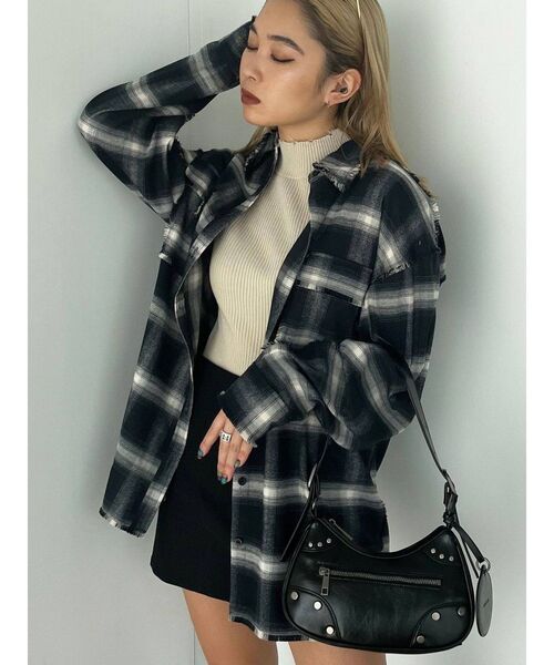 EMODA(エモダ)の「ヘムカットルーズシャツ(シャツ/ブラウス・レディース・ベージュ/ブラック/ブルー・FREE)」の4枚目の写真