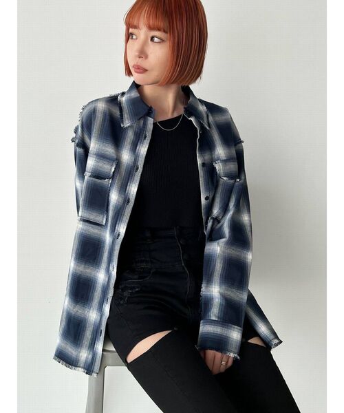 EMODA(エモダ)の「ヘムカットルーズシャツ(シャツ/ブラウス・レディース・ベージュ/ブラック/ブルー・FREE)」の8枚目の写真