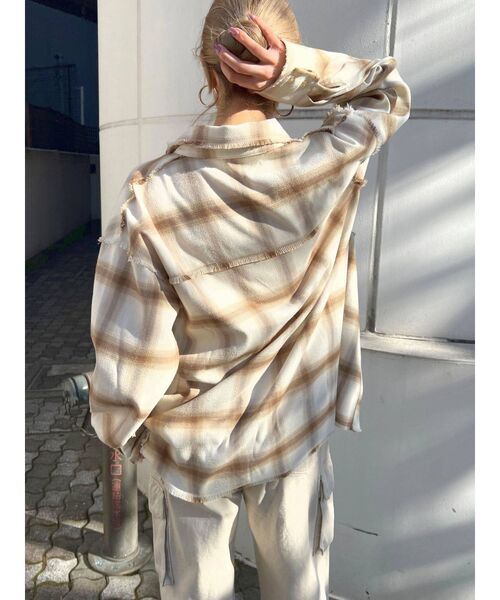 EMODA(エモダ)の「ヘムカットルーズシャツ(シャツ/ブラウス・レディース・ベージュ/ブラック/ブルー・FREE)」の11枚目の写真