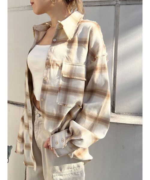 EMODA(エモダ)の「ヘムカットルーズシャツ(シャツ/ブラウス・レディース・ベージュ/ブラック/ブルー・FREE)」の12枚目の写真