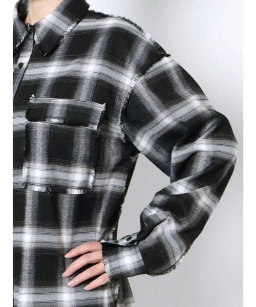 EMODA(エモダ)の「ヘムカットルーズシャツ(シャツ/ブラウス・レディース・ベージュ/ブラック/ブルー・FREE)」の19枚目の写真