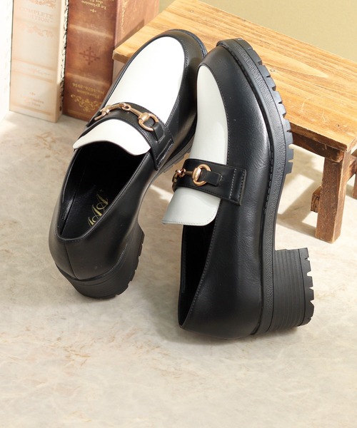 AAA+（サンエープラス）の「軽量厚底 ビットモチーフローファー チェーンビットローファー リボンローファー（ローファー・レディース・ブラック×ホワイト/ダークブラウン/アイボリー/ブラック系その他2/グレイッシュベージュ/ブラック系その他/ブラック/ブラック系1/ダークブラウン系1/ブラック系2/ダークブラウン系2/ブラック系4/ブラック系3・41/37/40/39/38/42/36/35）」の3枚目の写真