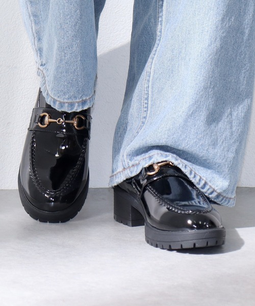 AAA+（サンエープラス）の「軽量厚底 ビットモチーフローファー チェーンビットローファー リボンローファー（ローファー・レディース・ブラック×ホワイト/ダークブラウン/アイボリー/ブラック系その他2/グレイッシュベージュ/ブラック系その他/ブラック/ブラック系1/ダークブラウン系1/ブラック系2/ダークブラウン系2/ブラック系4/ブラック系3・41/37/40/39/38/42/36/35）」の4枚目の写真