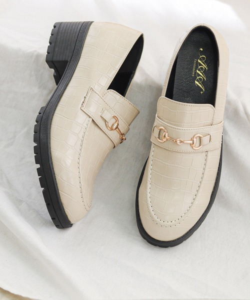 AAA+（サンエープラス）の「軽量厚底 ビットモチーフローファー チェーンビットローファー リボンローファー（ローファー・レディース・ブラック×ホワイト/ダークブラウン/アイボリー/ブラック系その他2/グレイッシュベージュ/ブラック系その他/ブラック/ブラック系1/ダークブラウン系1/ブラック系2/ダークブラウン系2/ブラック系4/ブラック系3・41/37/40/39/38/42/36/35）」の2枚目の写真