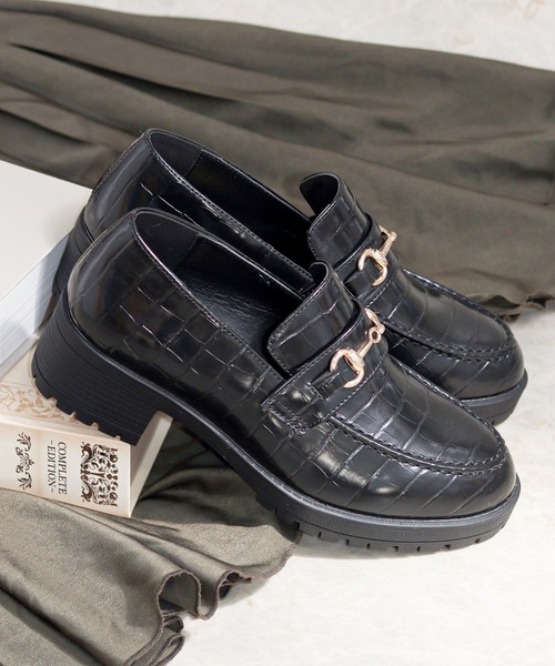 AAA+（サンエープラス）の「軽量厚底 ビットモチーフローファー チェーンビットローファー リボンローファー（ローファー・レディース・ブラック×ホワイト/ダークブラウン/アイボリー/ブラック系その他2/グレイッシュベージュ/ブラック系その他/ブラック/ブラック系1/ダークブラウン系1/ブラック系2/ダークブラウン系2/ブラック系4/ブラック系3・41/37/40/39/38/42/36/35）」の5枚目の写真