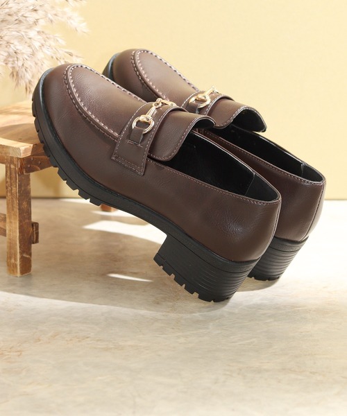 AAA+（サンエープラス）の「軽量厚底 ビットモチーフローファー チェーンビットローファー リボンローファー（ローファー・レディース・ブラック×ホワイト/ダークブラウン/アイボリー/ブラック系その他2/グレイッシュベージュ/ブラック系その他/ブラック/ブラック系1/ダークブラウン系1/ブラック系2/ダークブラウン系2/ブラック系4/ブラック系3・41/37/40/39/38/42/36/35）」の21枚目の写真