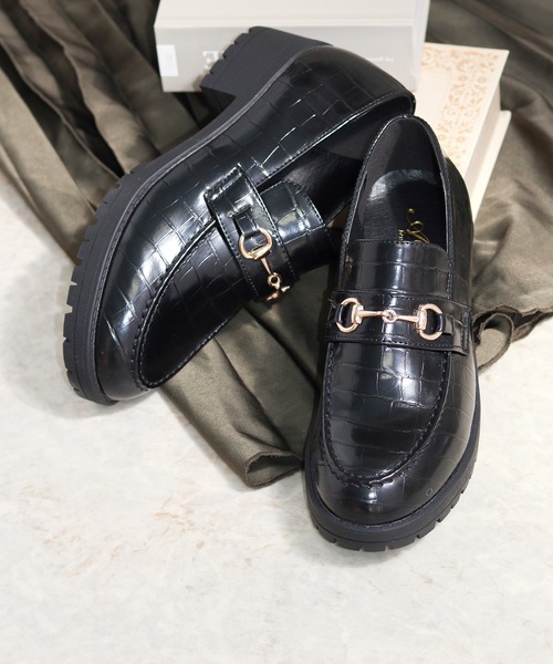 AAA+（サンエープラス）の「軽量厚底 ビットモチーフローファー チェーンビットローファー リボンローファー（ローファー・レディース・ブラック×ホワイト/ダークブラウン/アイボリー/ブラック系その他2/グレイッシュベージュ/ブラック系その他/ブラック/ブラック系1/ダークブラウン系1/ブラック系2/ダークブラウン系2/ブラック系4/ブラック系3・41/37/40/39/38/42/36/35）」の19枚目の写真