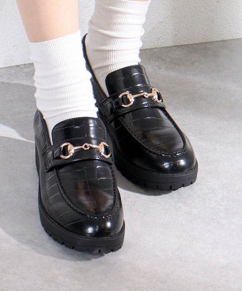 AAA+（サンエープラス）の「軽量厚底 ビットモチーフローファー チェーンビットローファー リボンローファー（ローファー・レディース・ブラック×ホワイト/ダークブラウン/アイボリー/ブラック系その他2/グレイッシュベージュ/ブラック系その他/ブラック/ブラック系1/ダークブラウン系1/ブラック系2/ダークブラウン系2/ブラック系4/ブラック系3・41/37/40/39/38/42/36/35）」の18枚目の写真