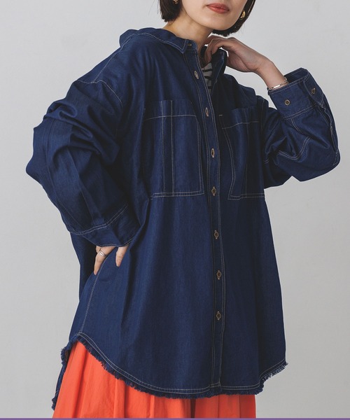 lil nina（リルニーナ）の「綿100% デニム 裾カットオフデザインシャツ（シャツ/ブラウス・レディース・ネイビー/ブルー/グレー・FREE）」の2枚目の写真