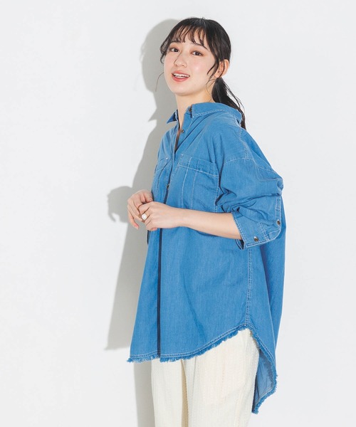 lil nina（リルニーナ）の「綿100% デニム 裾カットオフデザインシャツ（シャツ/ブラウス・レディース・ネイビー/ブルー/グレー・FREE）」の3枚目の写真