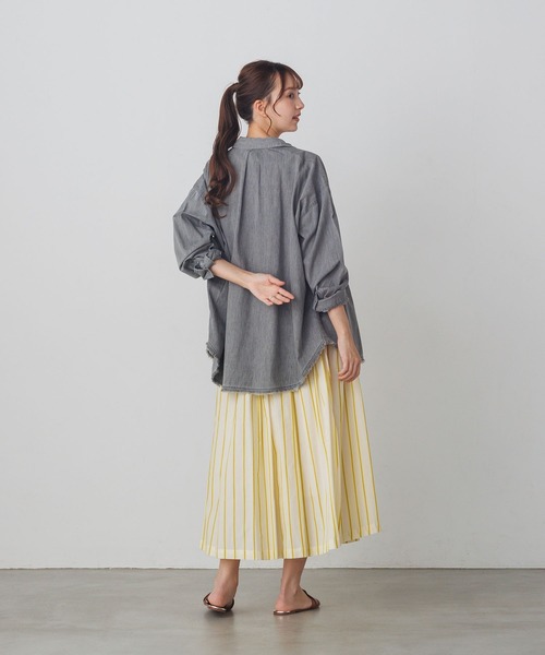 lil nina（リルニーナ）の「綿100% デニム 裾カットオフデザインシャツ（シャツ/ブラウス・レディース・ネイビー/ブルー/グレー・FREE）」の4枚目の写真