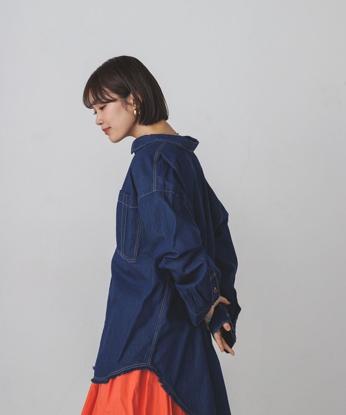 lil nina（リルニーナ）の「綿100% デニム 裾カットオフデザインシャツ（シャツ/ブラウス・レディース・ネイビー/ブルー/グレー・FREE）」の10枚目の写真