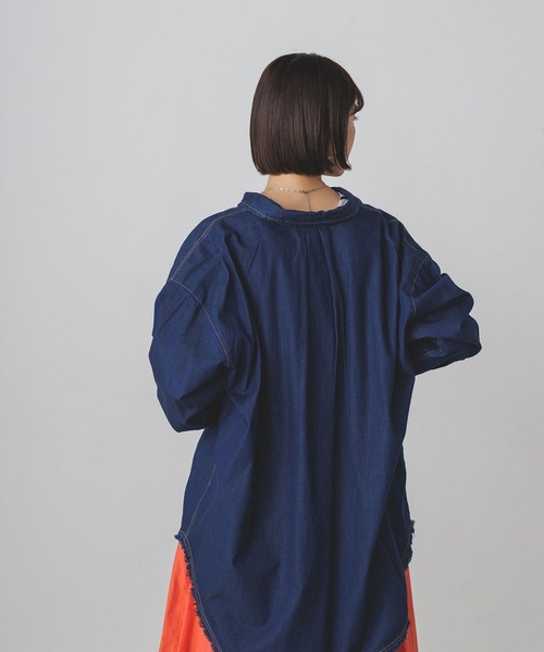 lil nina（リルニーナ）の「綿100% デニム 裾カットオフデザインシャツ（シャツ/ブラウス・レディース・ネイビー/ブルー/グレー・FREE）」の7枚目の写真