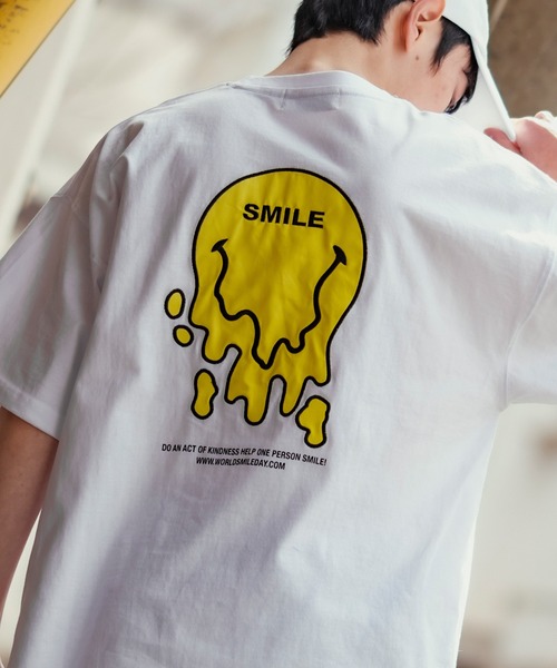 SMILEY FACE（スマイリーフェイス）の「【Smiliey Face】プリント＆ワッペン刺繍 半袖Tシャツ（Tシャツ/カットソー・メンズ・ブラック/サックスブルー/ブラック系その他/ホワイト/ホワイト系その他/ロイヤルブルー・X-LARGE/MEDIUM/LARGE）」の3枚目の写真