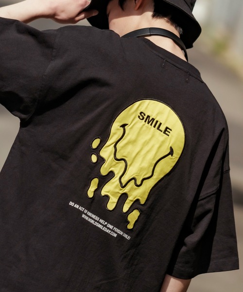 SMILEY FACE（スマイリーフェイス）の「【Smiliey Face】プリント＆ワッペン刺繍 半袖Tシャツ（Tシャツ/カットソー・メンズ・ブラック/サックスブルー/ブラック系その他/ホワイト/ホワイト系その他/ロイヤルブルー・X-LARGE/MEDIUM/LARGE）」の4枚目の写真